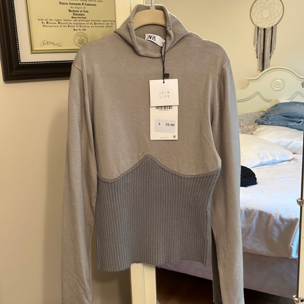 Super cute Zara sweater! Form fitting and very flattering! Brand new with tags!